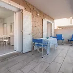 Guesthost - Gabbiano Lovely Flat With Veranda