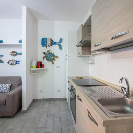 Guesthost - Gabbiano Lovely Flat With Veranda 팔라우