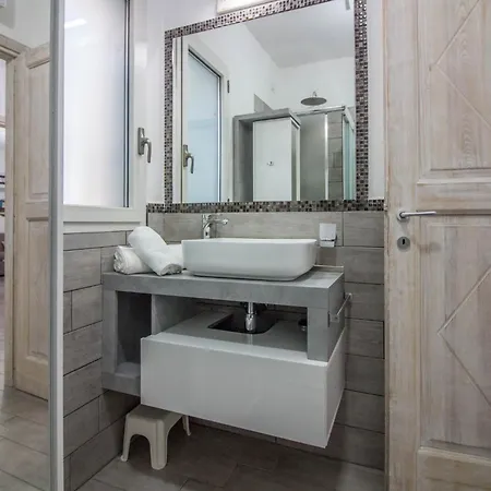 Guesthost - Gabbiano Lovely Flat With Veranda